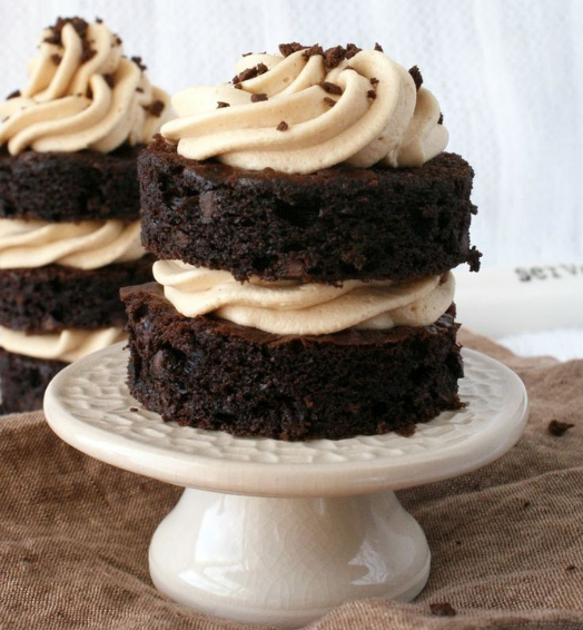PEANUT BUTTER MINI CAKE