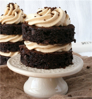 PEANUT BUTTER MINI CAKE