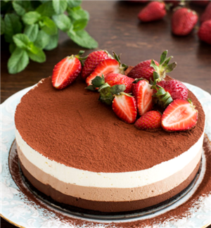 TRIPPLE CHOCOLATE STRAWBERRY CHEESSE CAKE